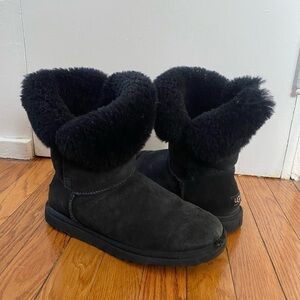 UGG Bailey Button Short Black Suede Shearling Boots Size 9